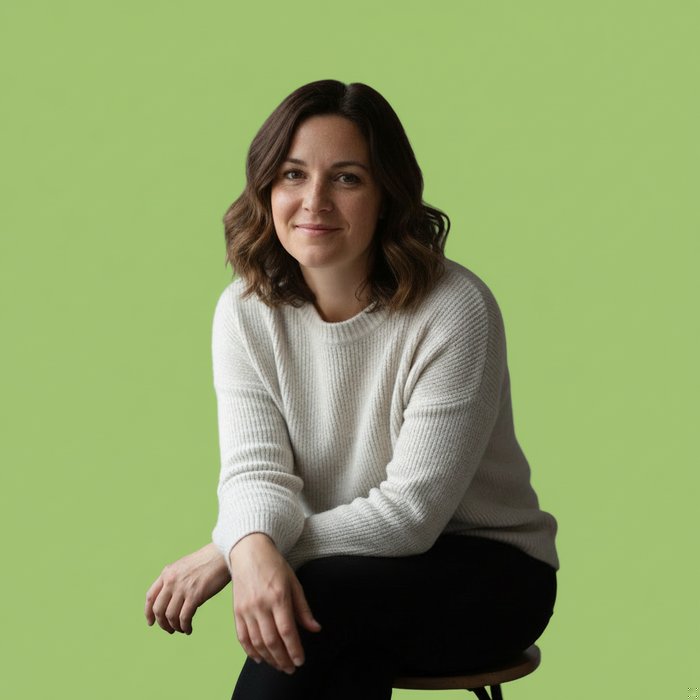 То же фото после изменения фона, где серый фон заменён на ярко‑зеленый цвет, сохраняются детали лица и одежды, естественное освещение, фотореализм, 4K