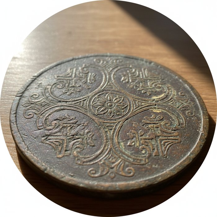 Кружок с восстановленными мелкими узорами, реалистичная текстура, естественное освещение, фотореализм, 4K